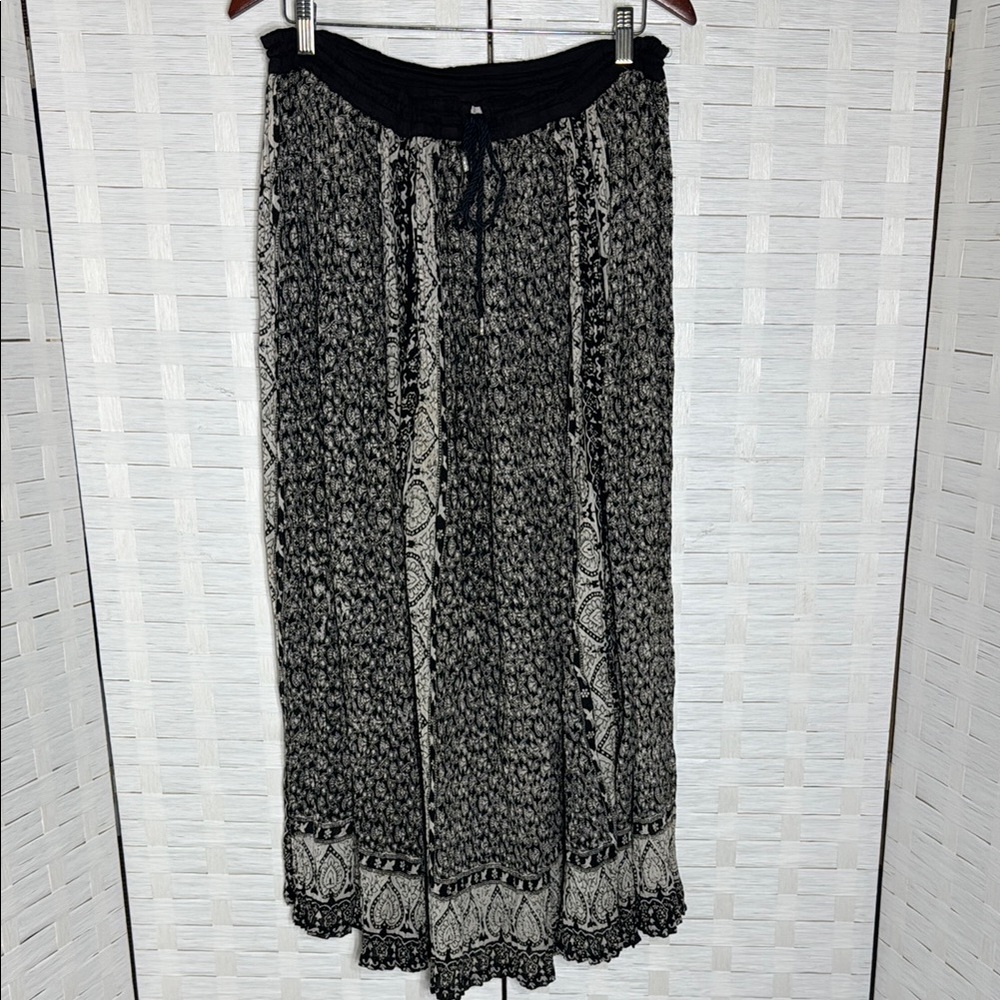 Jasmine by K.V.M. Vintage Black and White Gauzy‎ Boho Maxi Skirt Size Medium